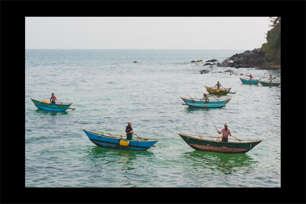 Sri Lanka photographer: fishermen on their boats in the bay.
