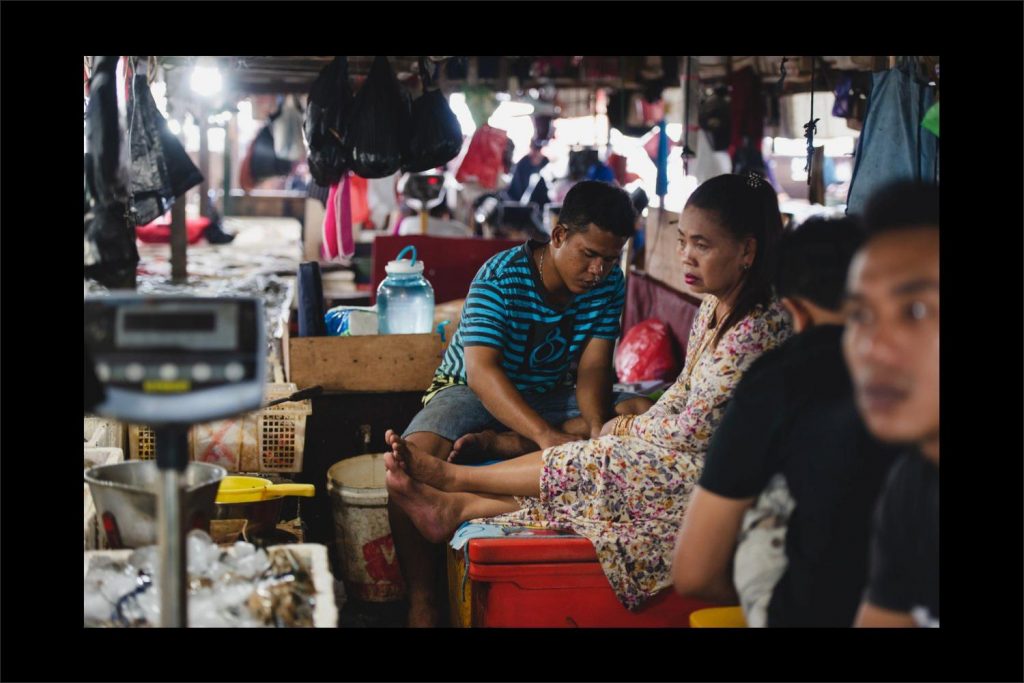 Photographer Bali: tired vendors at the fish market.