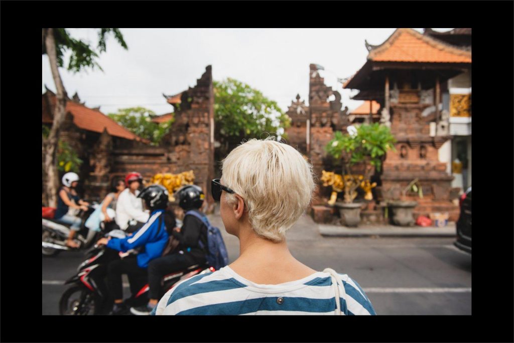 Photographer Bali: watching the busy traffic on the streets.