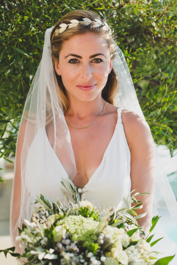 Wedding photographer Mykonos: gorgeous bride and bouquet ready for her Mykonos wedding.