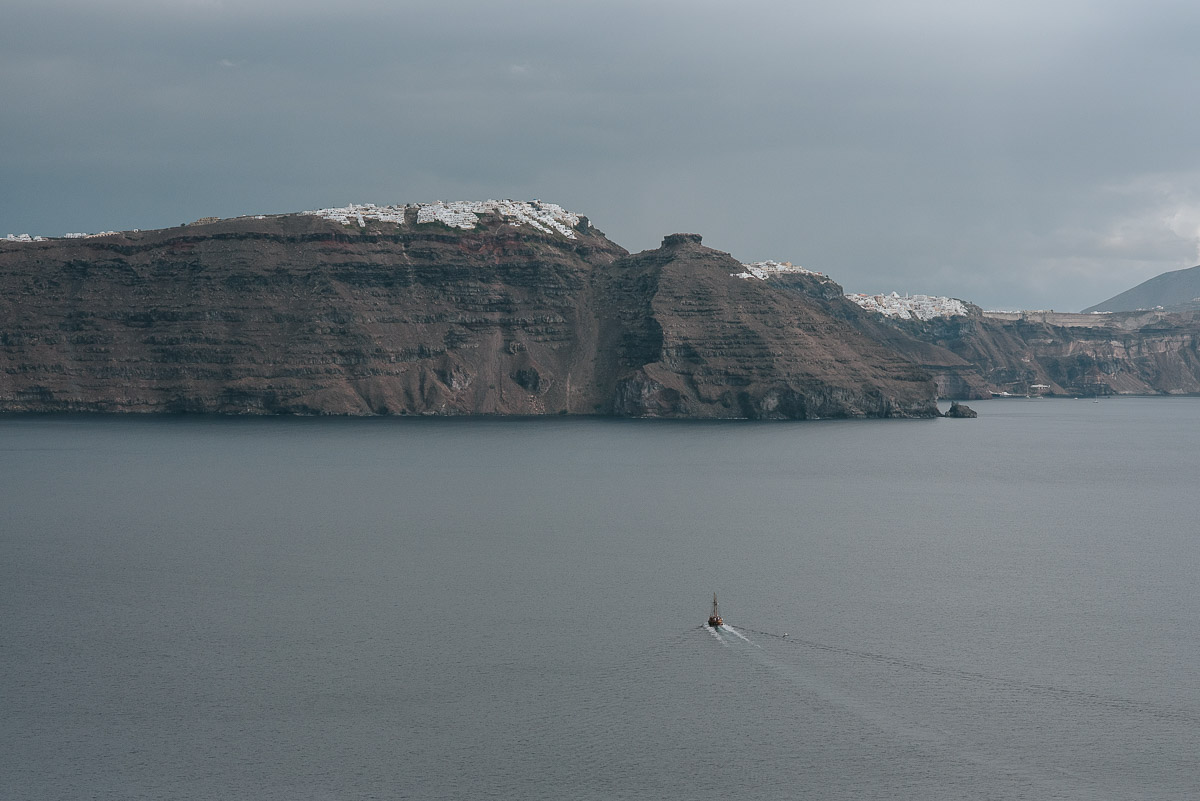 Santorini elopement photographer: ceremony terrace views by Ben and Vesna.