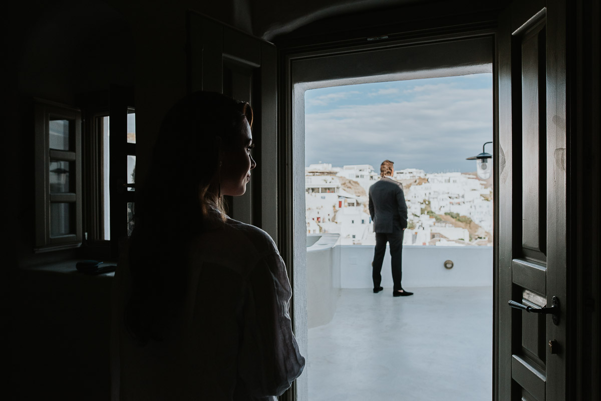 Santorini elopement photographer: light and shade with the couple by Ben and Vesna.