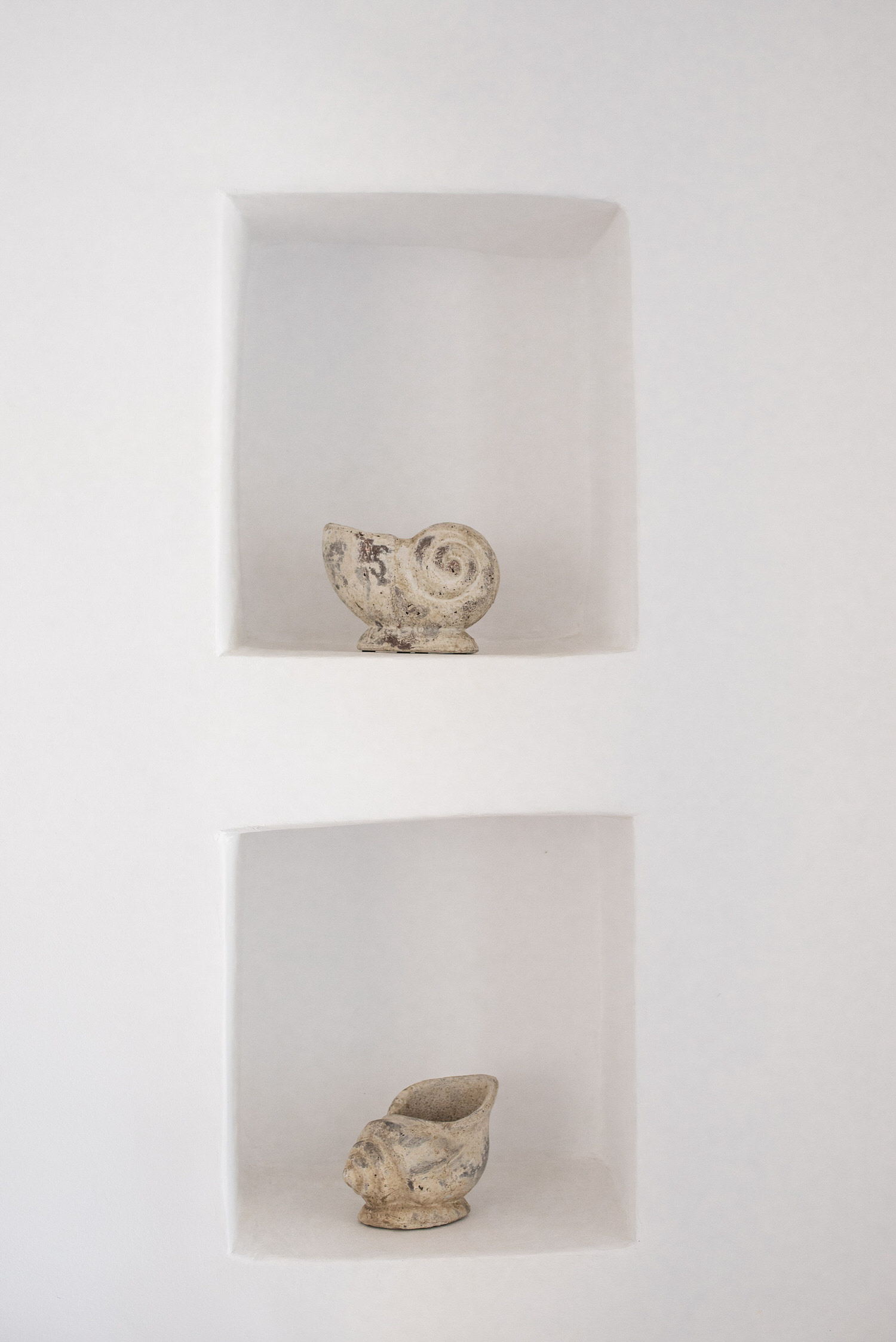 Mykonos wedding photographer: seashell sculptures detail in the villa.